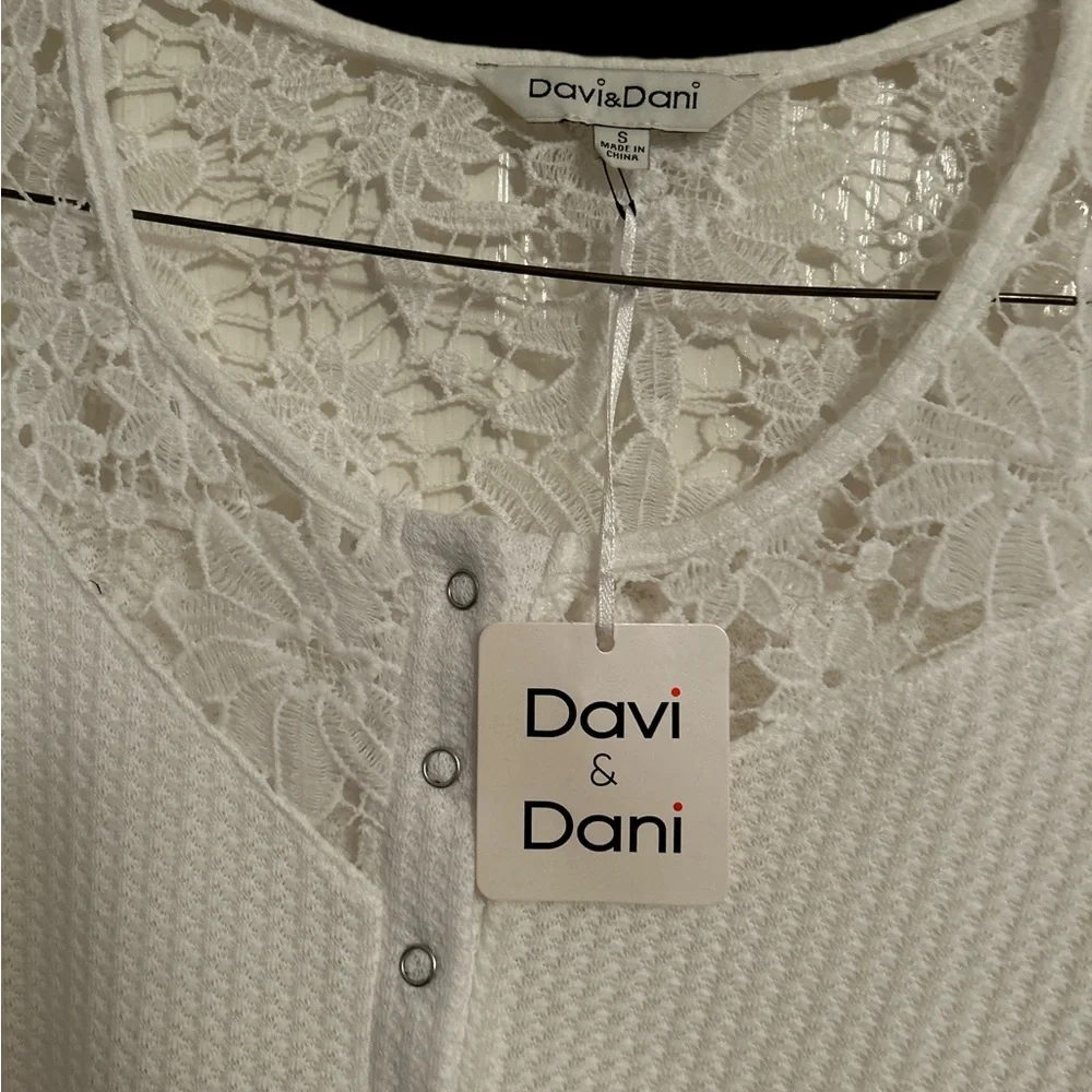 Davi & Dani Waffle Knit Long Sleeve Top- Size Small NWT - Picture 2 of 2
